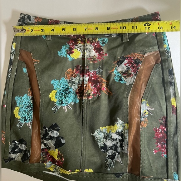 IVY PARK X ADIDAS IVYTOPIA Olive Green Skirt with Floral Print & Mesh
Lining - Picture 5 of 13